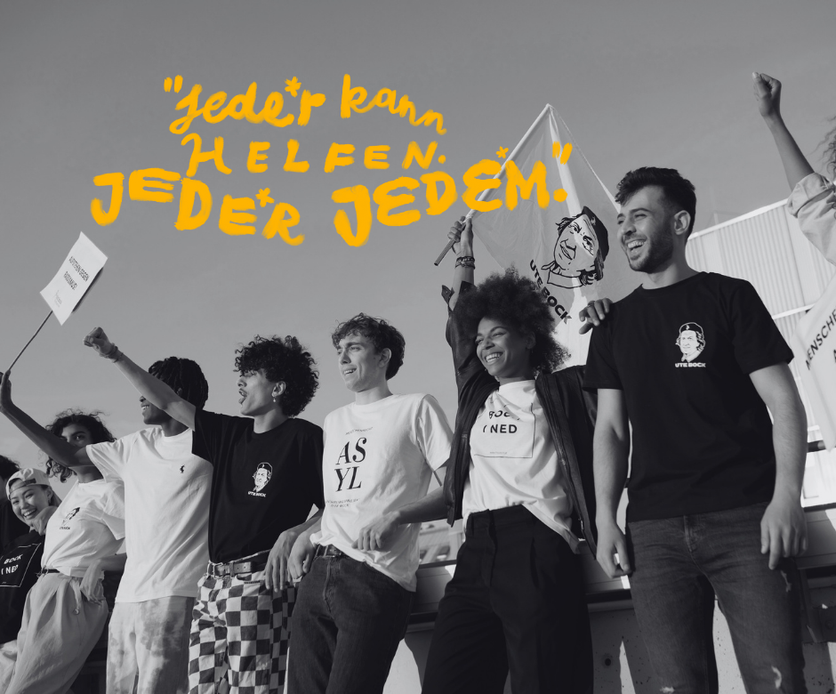 Gruppe junger Menschen mit Shirts aus dem Bock Shop und dem Zitat "Jeder kann helfen, jeder jedem"